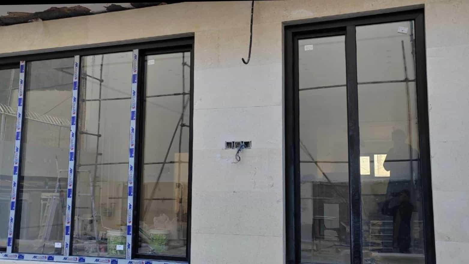 قم بتشغيل نافذة UPVC للصفح الأسود