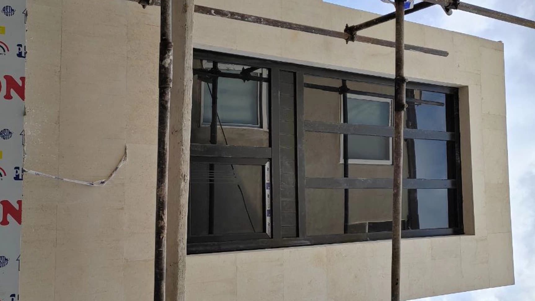 اجرای پنجره upvc دورو لمینت مشکی